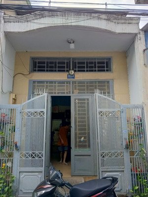 cần bán nhà 50.7m2 gần chợ bà hoa