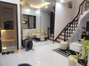 lò đúc, hai bà trưng. dt 30/32m² x 5 tầng, mt 5,8m, giá 6,35 tỷ. một nhà ra mặt phố.