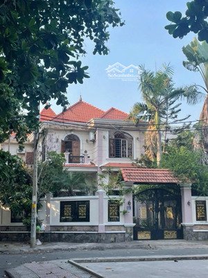 bán căn biệt thự góc 2 mặt tiền ngay trung tâm thương mại gigamall