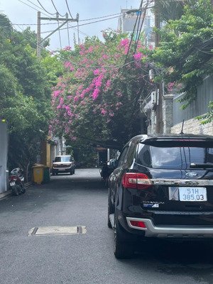 ô tô ngủ trong nhà đường cmt8, p 15, q 10. diện tích 5.3m x 11m. kết cấu 3 tầng, giá 11 tỷ 8.