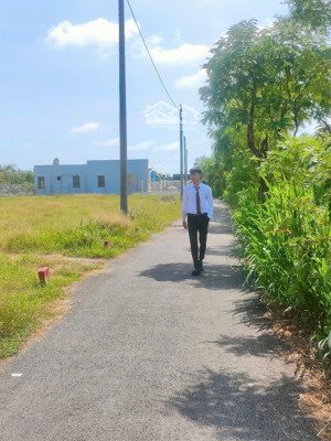 còn 2 lô cuối đối diện kdc 5 sao, diện tích 112m2 và 118m2. thổ cư ngang 5m, giá 810 triệu tl nhẹ