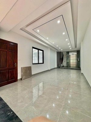 phố nguyễn chí thanh - 42.5m2 - 5t, thang máy - chỉ 10m ra ô tô - giá 9.95 tỷ