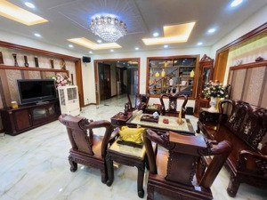 biệt thư khu víp đường hoa bằng gần tân sơn nhì. dt 6,6m x 18m. đúc 4 tấm đẹp. đường rộng 6m thông