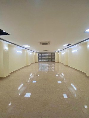 nhượng nhanh văn phòng 100m2 tại 164 khuất duy tiến , thanh xuân, view thoáng, chia sẵn phòng.