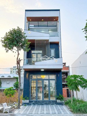 cần tiền bán gấp căn nhà phố cao cấp trung tâm thủ dầu một bình dương. lh: 