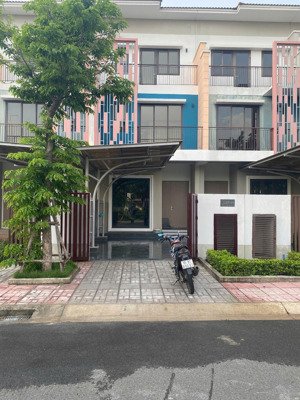 cho thuê nhà phố sun casa central 3pn4wc 15 tr/th. liên hệ 