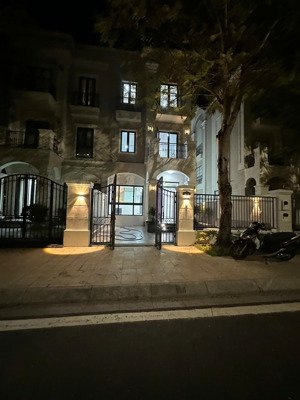 biệt thự 4 phòng ngủ - có máy lạnh, thang máy tại vinhomes grand park