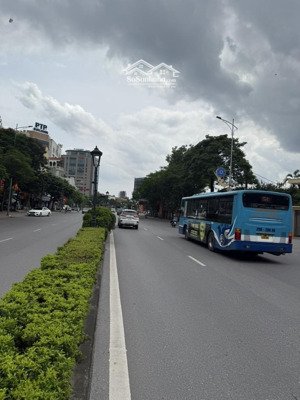 chính chủ bán nhà mặt phố nguyễn văn cừ, long biên vị trí vàng kinh doanh liên hệ: 