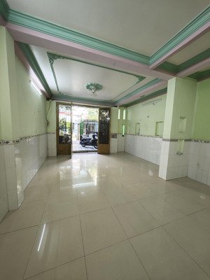 nhà rộng rãi 100m2 - ngang 5m dài 20m - cách đường xe tải 20m.