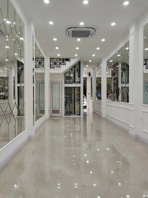 mặt phố cầu giấy - 5 tầng mới - 40m2 - thang máy - thoáng trước sau - sổ vuông.