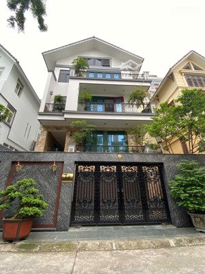 biệt thự hàm nghi, lô góc, 205m2-mt 10m, gara 3 ôtô, vỉa hè, ôtô tránh, kd đỉnh, khu toàn nhà giàu