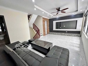 bán nhà riêng 9,3 tỷ, 37m2 bồ đề, long biên mới koong - thang máy full nội thất xịn ôtô đỗ cửa.