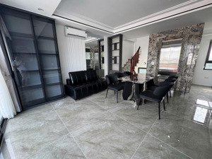 bán nhà 918 phúc đồng long biên, thang máy, ô tô vào nhà. nội thất đẹp mê li. diện tích 46m2 x