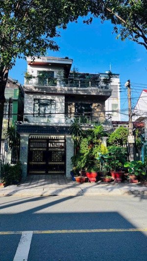 biệt thự mt lê thị trung: 9 x 20m, ful thổ cư, hoàn công, 1 trệt 2 lầu, 5 p ngủ, full nội thất