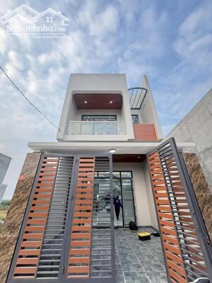 NHÀ 2 LẦU HOÀN THIỆN 100m2 SỔ HỒNG RIÊNG GẦN TRẠM THU PHÍ BỬU LONG