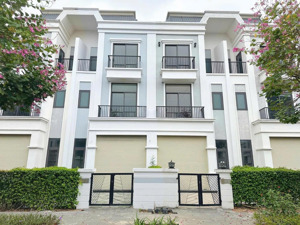 chủ ngộp cần bán gấp căn nhà phố 1 trệt, 2 lầu. 85m2 ở khu đô thị solar city chỉ 1,9tỷ (full giá)