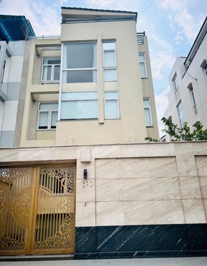 nhà đường trường sơn 8x20m hầm trệt 3 lầu cho thuê