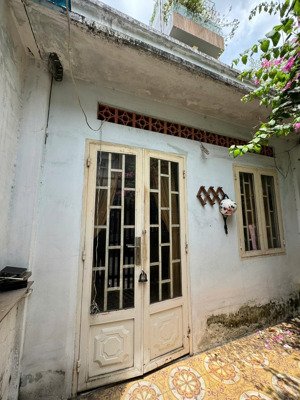 bán đất tặng nhà c4 mặt tiền đường gần vincom lê văn việt, gần chợ kiến thiết - giá tốt