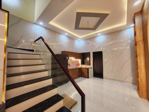 chính chủ giảm 50% bán nhanh nhà cách chợ hưng long chỉ 10 phút đi xe