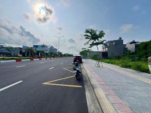 bán đất mặt tiền đường hàng điều p11 . vị trí kinh doanh buôn bán . cho xd 4 tầng . đường rộng 36m