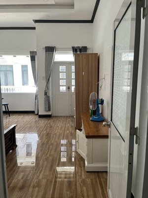 bán nhà mặt phố k1 ngay khu khu a 2 lầu hướng nam gần công viên 16/4