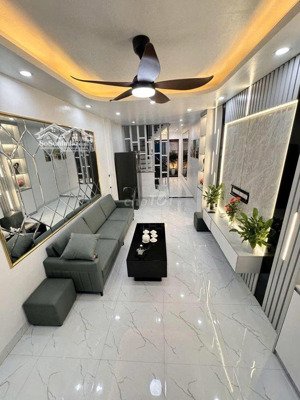 chính chủ cho thuê nhà định công thang máy thông sàn ô tô vào nhà 50m x 6 tầng giá chỉ 18tr