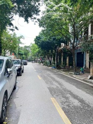 bán nhà mặt ngõ ô tô tránh phố nghĩa đô, cầu giấy. dt 63m2 x 5t, mt 4,5m. nhà 2 thoáng, gần mặt phố