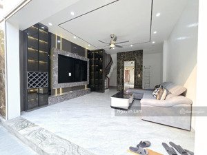 nhà mới tinh ngay chân cầu vĩnh tuy - 6 tầng - lô góc - đủ nội thất - về ở ngay.