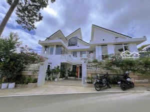 biệt thự 2 mặt tiền view đẹp đường yên thế,phường 10,tp đà lạt. dt: 212 m2 , giá: 29 tỷ 