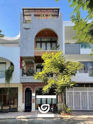 bán nhà 3 tầng kđt hà quang 1, đầy đủ nội thất. giá bán: 8,5tỷ. lh: kim ánh