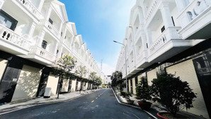 bán nhà phố liền kề khu compound an ninh 70m2, 4pn 5wc. liền kề chợ lái thiêu.
