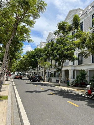 bán nhà phố 5 lầu vinhomes quận 9 - diện tích đất 200m², sau lưng nhà là hồ bơi giá 29tỷ