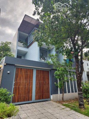 hot. bán nhà biệt thự cao cấp 9x18m ở quận 7. giá siêu hợp lý!