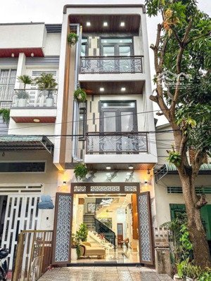 vợ chổng tôi bán nhà cho thuê 25triệu ở điện biên phủ - quận10 gần vincom 3tháng2. giá 3tỷ460/68m2