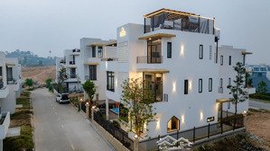bán căn biệt thự góc mặt hồ, một mặt cánh đồng và núi giá 8 tỷ, cho thuê dòng tiền 9-15tr/tháng.