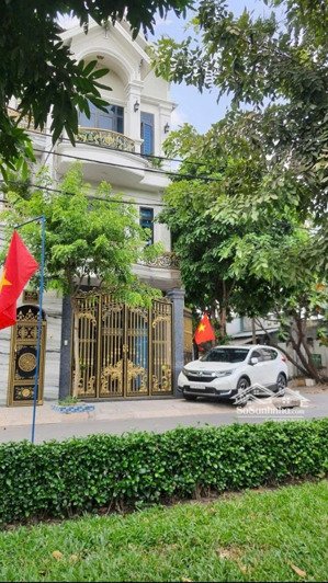 nhà 2 mặt tiền đường 10m tân chánh hiệp 08. ngay công viên. 5m x 21m. đúc 2 lầu 1 tum.giá 10.490 tỷ