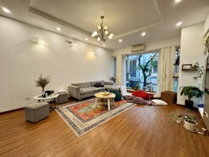 nhà sân vườn, 4 phòng ngủ ở tây hồ cho thuê