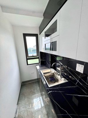 nhà xây mới long lanh - 6 tầng thang máy êm ru - gần ngay sân golf course long biên - gần tttm aeon