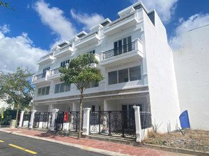 nhà đẹp hiện đại liền kề mt ql1a gần aeon tân an shr nội thất full giá 2.4 tỷ