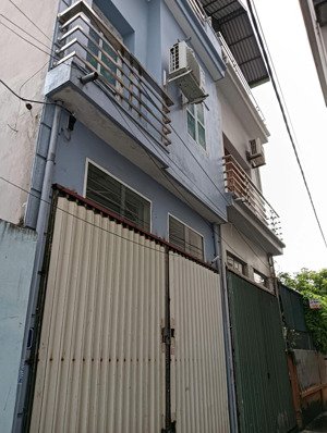 bán nhanh căn nhà 3 tầng 32m2 kiêu kỵ gia lâm, hàng xóm vinhomes ocp ô tô qua ngõ thông