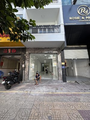 cho thuê toà nhà mặt tiền 308 trần phú quận 5, nhà mới 100% 8 tầng dtsd 900m2