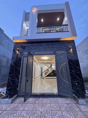 vị trí đẹp thích hợp cho vợ chồng trẻ mới cưới, bán gấp căn nhà 1 trệt 1 lầu ngay chợ đêm tân uyên