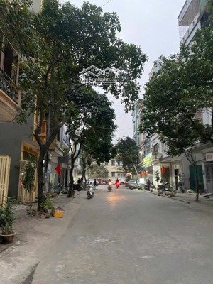 bán gấp nhà 40m. 5.5 tầng liền kề ngô thì nhậm hà đông. giá nhỉnh 14 tỷ