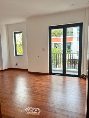 bán nhà phố a11 , 3 tầng, 3pn , 3wc bàn giao cơ bản ( hoàn thiện bên trong và bên ngoài )