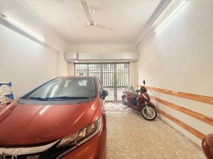chỉ 32.5 tỷ 79m2 phân lô trung kính ô tô vào nhà ngõ rộng 8m, cách mặt phố chi 5m.