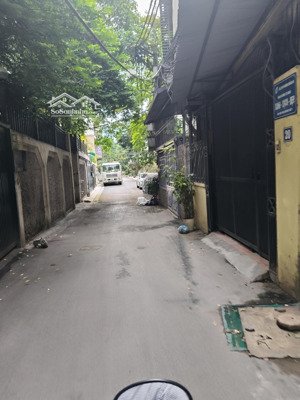 âu cơ, bên lẻ, ngày thung lũng hoa, dt 110m2 4 tầng mt 8m ngõ thông ra hồ. vị trí đẹp, gần phố