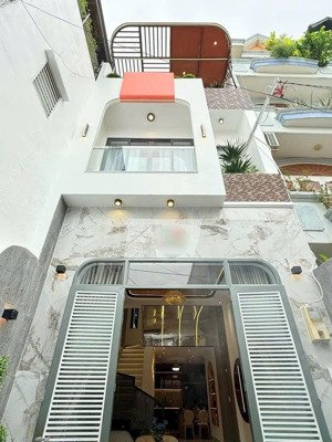 vì công việc gd chủ nhà muốn ra nhanh căn nhà ở đường hoàng hoa thám .p2 q.tân bình