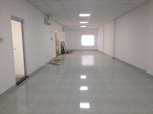 văn phòng trống suốt 75m2 trang bị sẵn máy lạnh âm trần ngay sân bay tân sơn nhất. 19 sông nhuệ