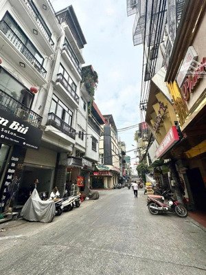 mặt phố vip, kd sầm uất,trước nhà 2 oto tránh, tiện ích, gần phố cổ. dt 28m 6t mt3,7m giá 10,4tỷ