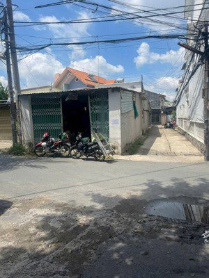 cho thuê nhà mặt tiền hẻm 261 đường đình phong phú ngay chợ tnpb